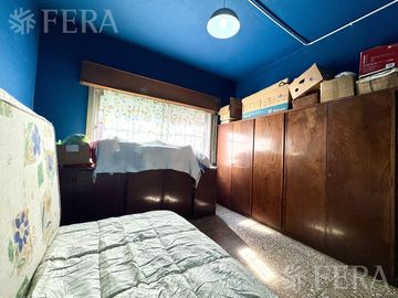 Venta de casa para dos familias con cochera en Wilde