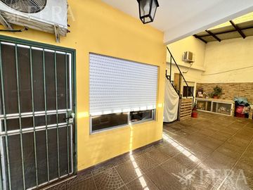 Venta de casa para dos familias con cochera en Wilde