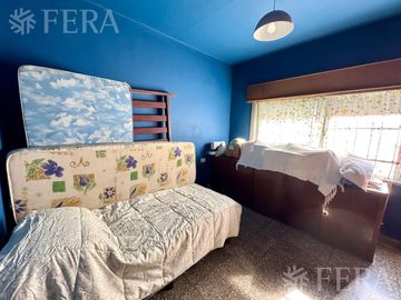 Venta de casa para dos familias con cochera en Wilde