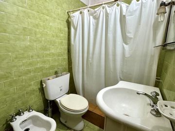Venta de casa para dos familias con cochera en Wilde