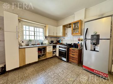 Venta de casa para dos familias con cochera en Wilde