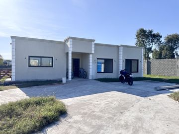 Casa en  venta barrio Lagos de Canning