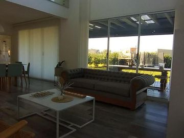 Importante casa en venta, Barrio Cerrado, Escobar