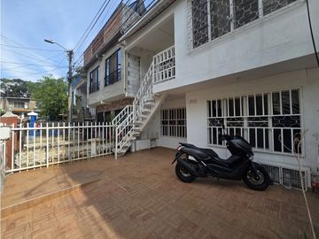 CASA EN VENTA BARRIO FLORALIA - PEATONAL