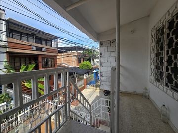 CASA EN VENTA BARRIO FLORALIA - PEATONAL