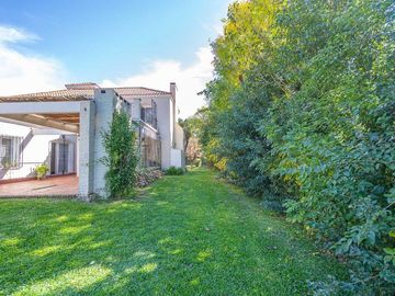 Casa en doble lote Country Club Los Cardales