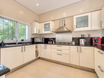 Casa en doble lote Country Club Los Cardales