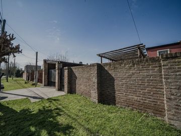 VENTA CASA GARIN 4 AMBIENTES COC-PERMUTA