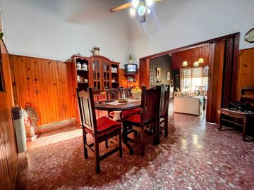 VENTA CASA MULTIFAMILIAR EL TALAR CON PILETA