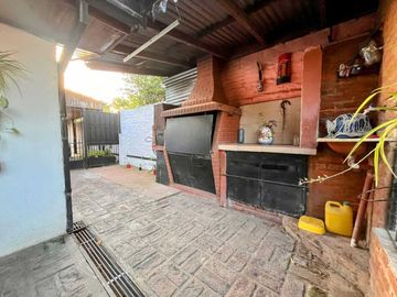 VENTA CASA MULTIFAMILIAR EL TALAR CON PILETA