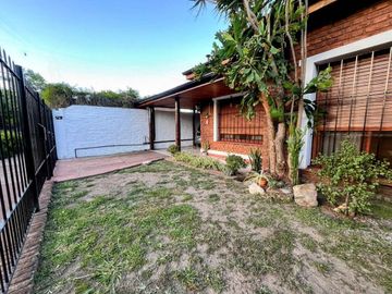 VENTA CASA MULTIFAMILIAR EL TALAR CON PILETA
