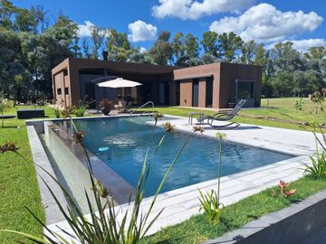 CASA EN VENTA PILAR ACEPTA PROP. EN PAGO