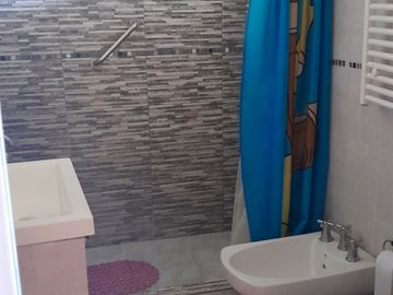 CASA 5 AMBIENTES EN VENTA LONGCHAMPS CON PISCINA