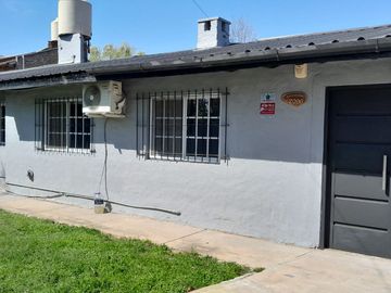 CASA 5 AMBIENTES EN VENTA LONGCHAMPS CON PISCINA