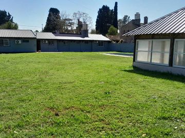 CASA 5 AMBIENTES EN VENTA LONGCHAMPS CON PISCINA