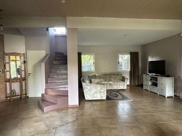 Venta casa 4 ambientes Hurlingham barrio Ingles