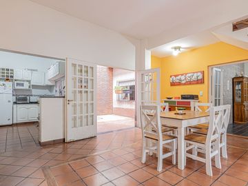 VENTA CASA 5 AMB RAMOS MEJIA- PERMUTA- FINANCIA