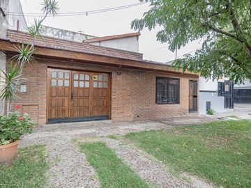 VENTA CASA 5 AMB RAMOS MEJIA- PERMUTA- FINANCIA