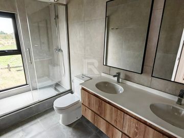 CASA NUEVA EN CONDOMINIO SENDEROS DEL BOSQUE, LLANQUIHUE
