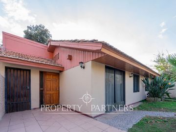 Casa con buen terreno en tranquilo barrio de Las Condes