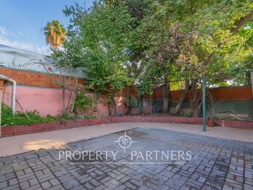 Casa con buen terreno en tranquilo barrio de Las Condes