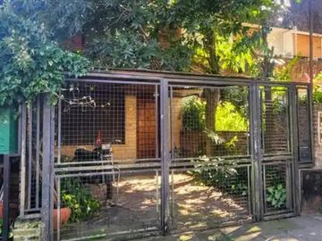 Duplex a refaccionar de 2 dormitorios y play o tercer dormitorio cochera jardín