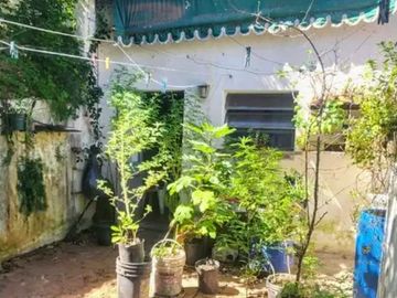 Duplex a refaccionar de 2 dormitorios y play o tercer dormitorio cochera jardín