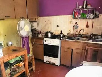 Duplex a refaccionar de 2 dormitorios y play o tercer dormitorio cochera jardín