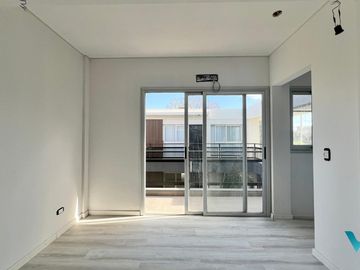 Duplex en venta 4 ambientes en Castelar- A Estrenar