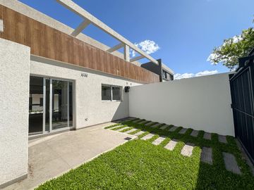 Duplex en venta 4 ambientes en Castelar- A Estrenar