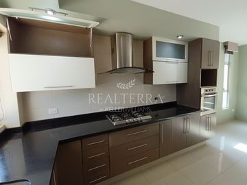 VENTA DE CASA EN JARDINES CHAPALITA