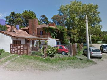 Casa en venta - 2 Dormitorios 1 Baño - Cochera - Villa Gesell