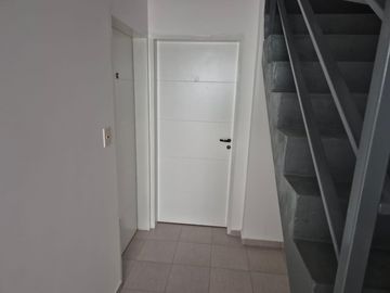 Monoambiente a estrenar con amplio patio y cochera, ideal inversor