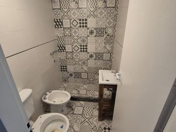 Monoambiente a estrenar con amplio patio y cochera, ideal inversor