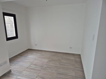 Monoambiente a estrenar con amplio patio y cochera, ideal inversor