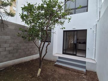 Monoambiente a estrenar con amplio patio y cochera, ideal inversor