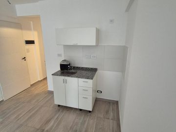 Monoambiente a estrenar con amplio patio y cochera, ideal inversor