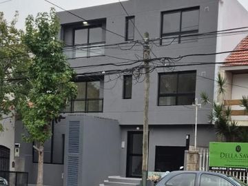 Monoambiente a estrenar con amplio patio y cochera, ideal inversor