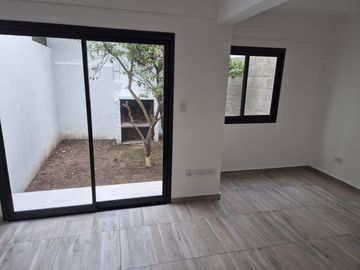 Monoambiente a estrenar con amplio patio y cochera, ideal inversor