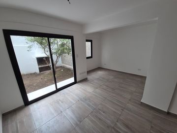 Monoambiente a estrenar con amplio patio y cochera, ideal inversor