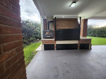 Casa en San Marino (Funes Hills)