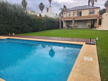 Casa en San Marino (Funes Hills)