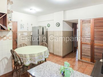 Departamento en Venta. Cuatro Ambientes con Dependencia. Caballito