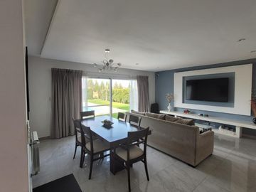Hermosa casa en Área 8, Barrio San Sebastián
