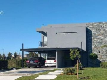 Hermosa casa en Área 8, Barrio San Sebastián