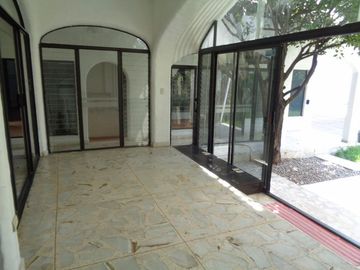 CASA EN VENTA Y RENTA EN CUERNAVACA. UN NIVEL Y VIGILANCIA.