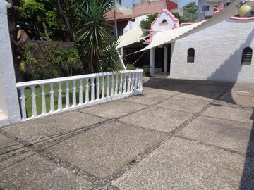 CASA EN VENTA Y RENTA EN CUERNAVACA. UN NIVEL Y VIGILANCIA.