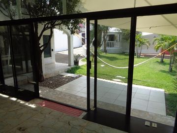 CASA EN VENTA Y RENTA EN CUERNAVACA. UN NIVEL Y VIGILANCIA.