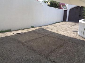 CASA EN VENTA Y RENTA EN CUERNAVACA. UN NIVEL Y VIGILANCIA.