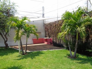 CASA EN VENTA Y RENTA EN CUERNAVACA. UN NIVEL Y VIGILANCIA.